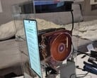 A modificação absurda que adaptou dois dissipadores de calor de PC à placa-mãe de um Nubia Z70 Ultra.