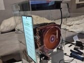 A modificação absurda que adaptou dois dissipadores de calor de PC à placa-mãe de um Nubia Z70 Ultra.