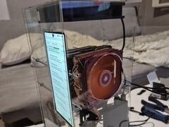 A modificação absurda que adaptou dois dissipadores de calor de PC à placa-mãe de um Nubia Z70 Ultra.