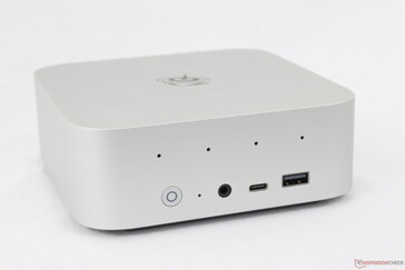 Frontal: Botão liga/desliga, botão Reset, fone de ouvido de 3,5 mm, USB-C (10 Gbps), USB-A 3.2 (10 Gbps)