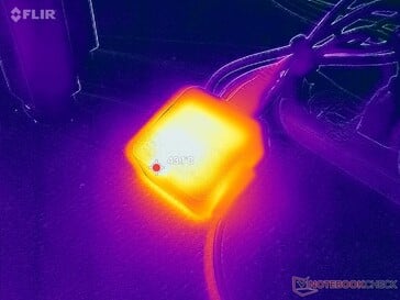 O adaptador de CA atinge mais de 43 °C ao operar com cargas exigentes