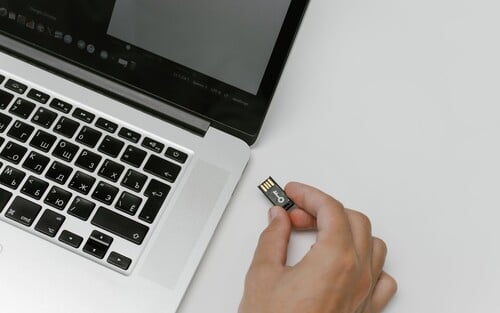 Tecla de hardware em um laptop