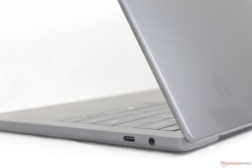 A superfície lisa e fosca da liga de alumínio pode ser um ímã de impressões digitais