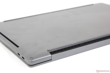 A placa-mãe agora pode ser acessada removendo-se a plataforma do teclado em vez do painel inferior