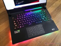 O portátil para jogos ASUS ROG Strix Scar 15 recebeu um forte corte de preço na Amazon (imagem através do próprio)