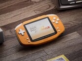 O Ayaneo Konkr Pocket Advance é uma versão moderna do Game Boy Advance.