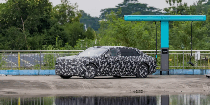 Sedã Yangwang da BYD em uma estação de recarga da BYD