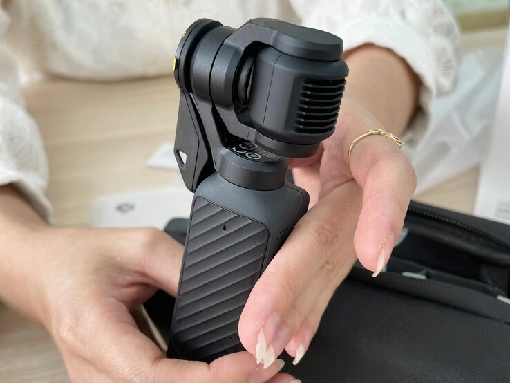 O DJI Osmo Pocket 4 tem uma nova capa protetora menor.