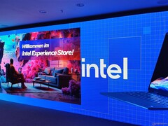 Uma grande parede de LED na Intel Experience Store em Munique (Fonte da imagem: Benjamin Herzig)