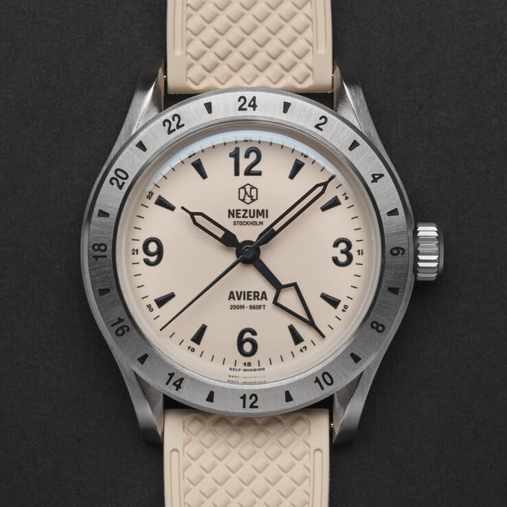 O relógio Nezumi Aviera GMT está disponível com mostrador branco todo iluminado (Fonte da imagem: Nezumi Studios)