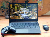 Revisão do Schenker XMG Neo 15 para portáteis de jogos: Ryzen 6000 com portas de resfriamento líquido