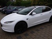 Um modelo básico branco RWD do Tesla Model 3 Project Highland foi testado em Nürburgring Norschleife (Imagem: Misha Charoudin)