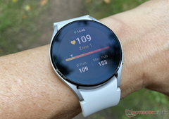 O Galaxy Watch5 Pro poderia ser mais durável do que o Galaxy Watch4, fotografado. (Fonte da imagem: NotebookCheck)