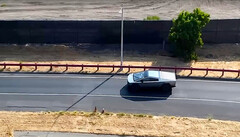 Imagens do Cybertruck sendo submetido a testes de resistência da bateria surgiram on-line, indicando que a Tesla está um passo mais perto de lançar sua picape elétrica. (Fonte da imagem: YouTube - editado)