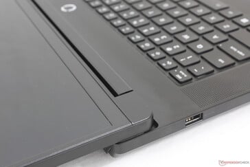 Um dos poucos notebooks para jogos de 18 polegadas cuja tampa pode abrir 180 graus
