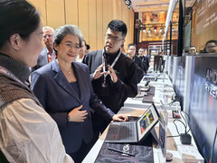 Lisa Su, da AMD, usando o MINISFORUM V3 no recente AI PC Innovation Summit da AMD. (Fonte da imagem: MINISFORUM)