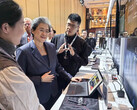 Lisa Su, da AMD, usando o MINISFORUM V3 no recente AI PC Innovation Summit da AMD. (Fonte da imagem: MINISFORUM)