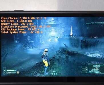 Returnal em execução no GPD Win 5 com AMD Ryzen AI Max+ 395, mostrando um benchmark de desempenho de 86 FPS com 42W de potência do sistema. (Fonte da imagem: The Phawx via YouTube)
