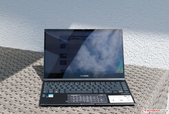 O Asus ZenBook Flip 13 UX363 na luz do sol