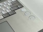 Laptop Campus DIY com teclado mecânico e mostradores personalizáveis