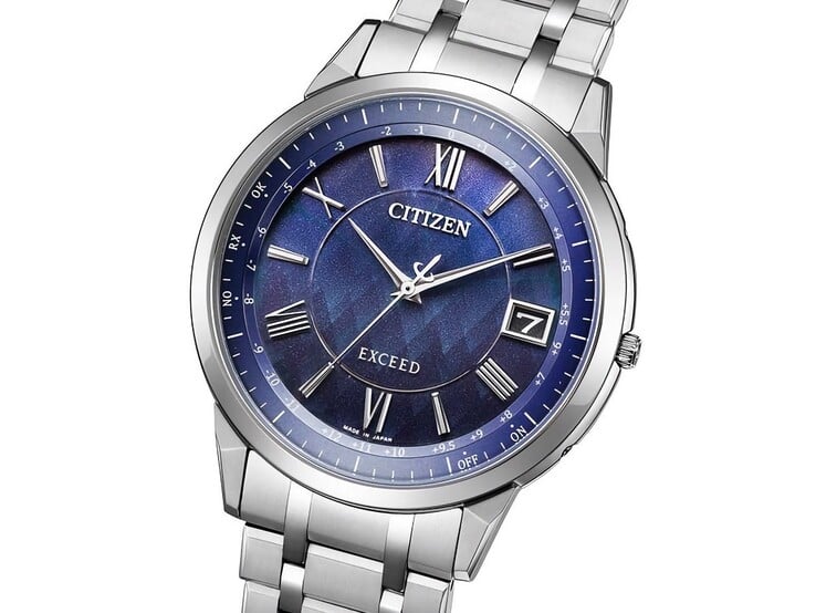 O relógio Citizen Exceed “Morning in the Sacred Forest” Eco-Drive apresenta um mostrador azul profundo com um padrão subtil inspirado na floresta, detalhes cintilantes, ponteiros e marcadores de horas prateados e uma indicação da data às 3 horas.