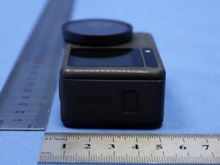 Um protótipo do DJI Osmo Action 6 de lado. (Fonte da imagem: FCC)