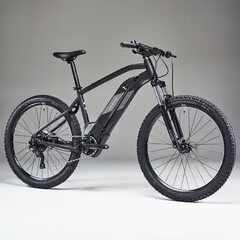 A bicicleta Rockrider E-ST 500 de 27,5 pol. tem um motor Brose C de 250 W, montado no meio do quadro. (Fonte da imagem: Decathlon)