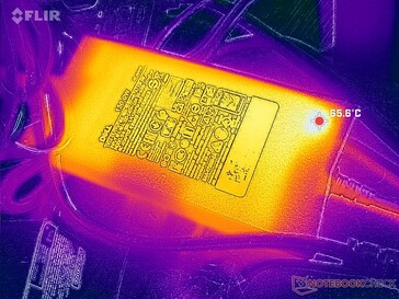 O adaptador CA pode ficar muito quente, a mais de 65 °C, ao executar cargas exigentes