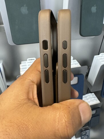 A capa oficial do iPhone 15 Plus, à esquerda (para o botão mudo), a capa do iPhone 15 Pro Max, à direita (para o botão Ação). (Fonte: Notebookcheck)