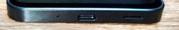 Parte inferior: Microfone, porta USB-C, alto-falante