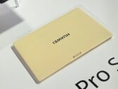 O Huawei Matepad Pro S na versão na cor amarela