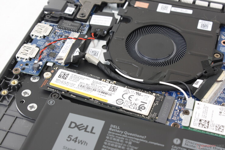 O único SSD M.2 não tem dissipador de calor para ajudar no resfriamento. O desempenho diminui quando está sob estresse, como mostra o gráfico abaixo
