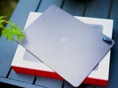 Apesar de sua bateria de grande capacidade, o dispositivo continua fino — embora você note a diferença de peso em relação ao OnePlus Pad 4.