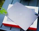 Apesar de sua bateria de grande capacidade, o dispositivo continua fino — embora você note a diferença de peso em relação ao OnePlus Pad 4.