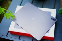 Apesar de sua bateria de grande capacidade, o dispositivo continua fino — embora você note a diferença de peso em relação ao OnePlus Pad 4.