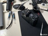 Um Canon EOS R5 com pasta térmica. (Fonte: Baidu)