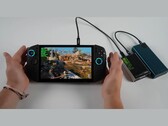PC portátil para jogos Lenovo Legion Go 2 executando God of War: Ragnarok, emparelhado com um gabinete de GPU Adlink Pocket AI e um banco de energia em uma configuração totalmente portátil alimentada por bateria. (Fonte da imagem: ETA PRIME via YouTube)