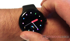 O Pixel Watch e o Pixel Watch 2 devem apresentar o mesmo design geral, conforme a foto anterior. (Fonte da imagem: Notebookcheck)