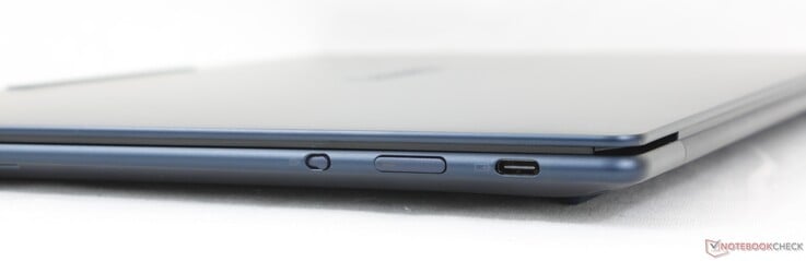 À direita: Obturador eletrônico da webcam, botão liga/desliga, USB-C 4.0 com DisplayPort 1.4 + Power Delivery
