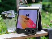 Appleo primeiro iPhone dobrável da Samsung imitará o Z Flip da Samsung, afirma um relatório. (Fonte da imagem: Notebookcheck)