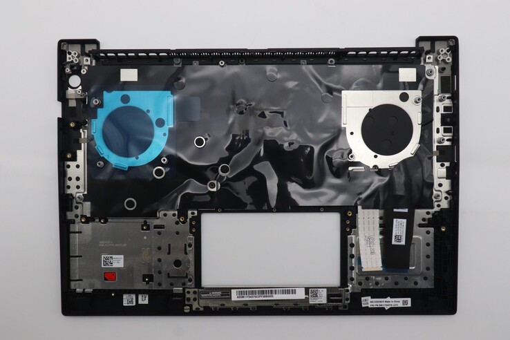 Tampa do teclado do P14s Gen 6 Intel, mostrando os pequenos rebites pretos que mantêm o teclado no lugar (fonte da imagem: Lenovo)