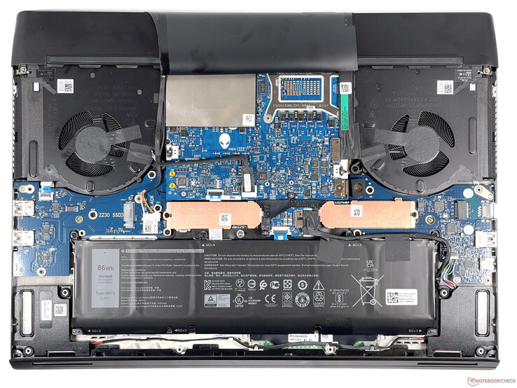 Alienware m17 R4 - Interior: O módulo WLAN e RAM são soldados