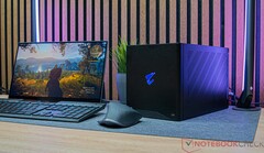 Dispositivos como o Gigabyte Aorus RTX 4090 Gaming Box prometem mais desempenho para dispositivos compactos, mas a realidade é mais complicada. (Fonte da imagem: Notebookcheck)