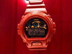 O novo relógio G-Shock x Syna da Casio (foto) foi listado nas lojas da marca em toda a Europa. (Fonte da imagem: Casio)