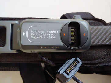 Controlador traseiro com botão de energia e conector. (Fonte da imagem: Notebookcheck)