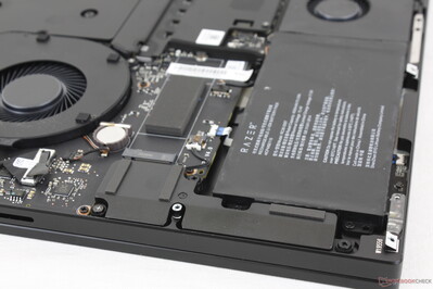 Alto-falantes estéreo voltados para cima ao longo das bordas do teclado. Portanto, o áudio é abafado se a tampa estiver fechada Alto-falantes estéreo voltados para cima ao longo das bordas do teclado. Portanto, o áudio é abafado se a tampa estiver fechada