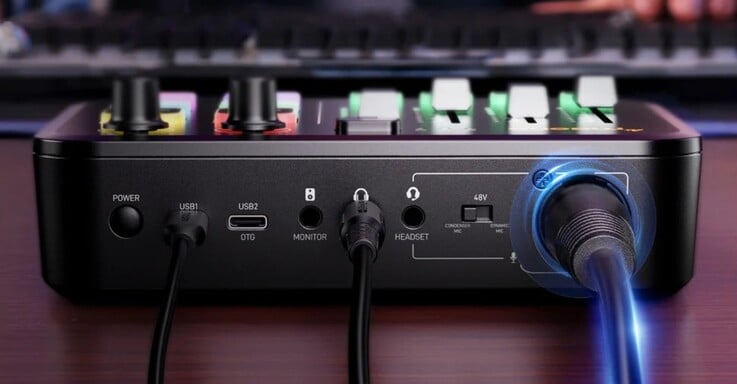 Conectores de entrada e saída na parte traseira do mixer de áudio para jogos Maono G3.