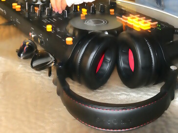 Almofadas de ouvido e faixa de cabeça bem acolchoadas. (Fonte da imagem: Notebookcheck)