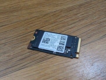 M.2 SSD removido. Os usuários podem instalar um 2280 mais longo, se desejarem