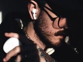 Uma das próximas gerações de AirPods contará com uma câmera de Inteligência Visual, conforme mostrado em um vídeo vazado da Apple descoberto no macOS.